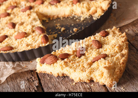 Sbrisolona artigianale italiano fetta di torta macro sul tavolo orizzontale. Foto Stock