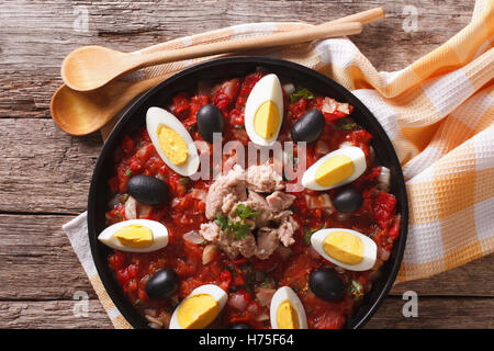 Tradizionale tunisino con insalata di tonno, uova e le verdure su una tabella di close-up. vista orizzontale dal di sopra Foto Stock