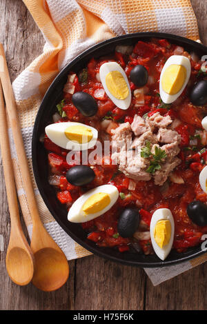 Tradizionale tunisino con insalata di tonno, uova e le verdure su una tabella di close-up. vista verticale da sopra Foto Stock