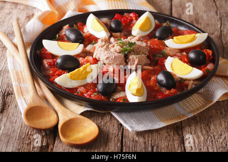 Tradizionale tunisino con insalata di tonno, uova e verdure sul tavolo orizzontale. Foto Stock