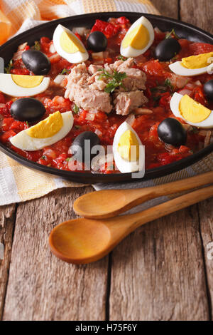 Mechouia insalata di tonno con verdure grigliate e uova su una tabella di close-up. In verticale Foto Stock