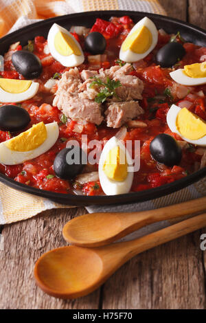 Cucina Araba: insalata di tonno con verdure e uova vicino sul tavolo. In verticale Foto Stock