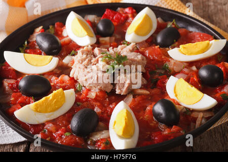 Cucina Araba: insalata di tonno con verdure e uova vicino sul tavolo orizzontale. Foto Stock