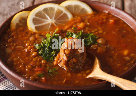 Marocchino Harira zuppa in una ciotola macro sul tavolo. Posizione orizzontale Foto Stock