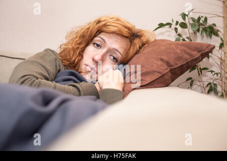 Donna Uomo gli esseri umani persone persone folk uomo uomo Salute della donna femmina letto sensazione volto triste persona frustrazione giacciono Foto Stock