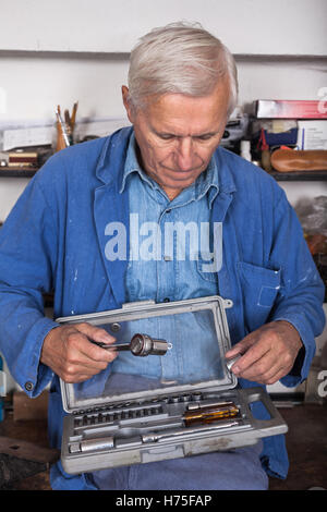 Gli esseri umani gli esseri umani persone persone folk Umano human essendo gli uomini man mano le mani strumenti strumento di lavoro artigiano tradesman handicraftsman Foto Stock