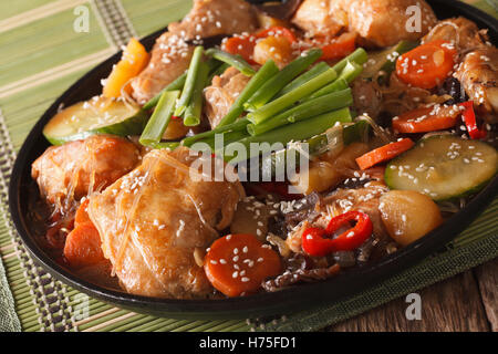 Dakjim pollo brasato con verdure in stile Coreano close-up su una piastra orizzontale. Foto Stock