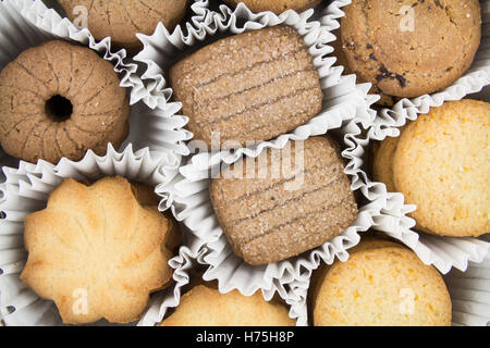 Differenti varietà di biscotti in una teglia Foto Stock