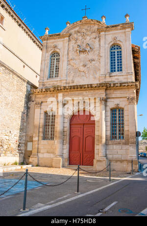 La facciata in pietra della Chapelle des Penitents Noirs, decorata con bassorilievo e colonne murali, Rue Banasterie, Avignone, Francia Foto Stock