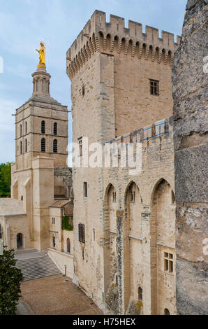 Il campanile ornato della Cattedrale di Notre Dame des Doms con la statua dorata della Vergine Maria in cima, Avignone, Francia Foto Stock