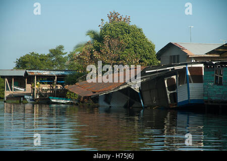 Casa sul lungomare si è rotto in acqua Foto Stock