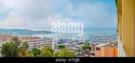 La zona costiera con la vista sul Porto Grande con la pesca barche e yacht e le abitazioni di Ajaccio Corsica Foto Stock