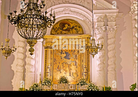 L'altare nella chiesa di Santa Caterina di Alessandria decorate con icona e circondato da colonne bianche con traforature complesse Foto Stock