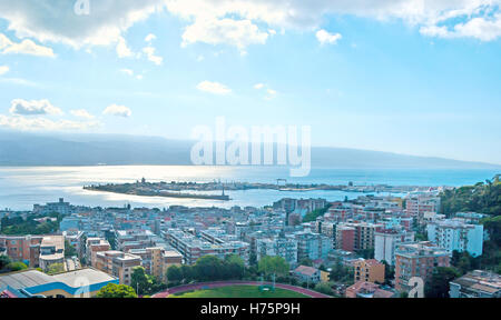 La vista aerea della città e il suo porto, stretto di Messina e Reggio Calabria del continente italiano su altra sponda Foto Stock