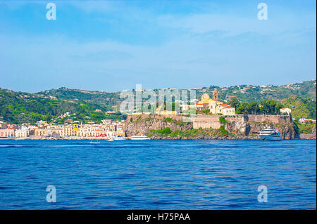 Godetevi il viaggio verso la fortezza medievale di Lipari con San Bartolomeo cattedrale, Museo Archeologico e Marina Corta Harbour Foto Stock