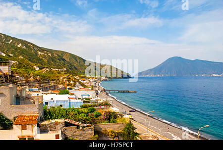 Il borgo di Acquacalda con la paesaggistica costa è un luogo perfetto dove chiunque può rilassarsi, godere della spiaggia, Lipari, Italia Foto Stock