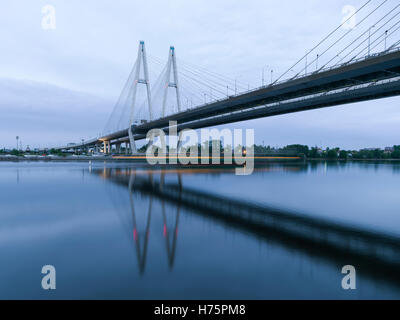 Bolshoy Obukhovsky Bridge (Ponte strallato) all'estate. La luce del mattino con l'ombra della nave, San Pietroburgo, Russia Foto Stock