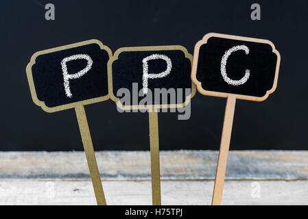 Acronimo di business come PPC Pay Per Click scritto con un gessetto su legno mini etichette di Blackboard Foto Stock