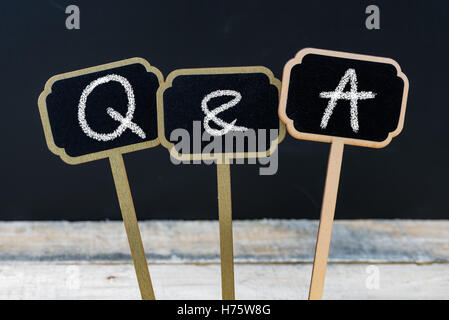 Acronimo di Business Q&A come le domande e le risposte scritte con il gesso su legno mini etichette di Blackboard Foto Stock