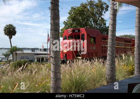 Supporto Dora Florida USA un trasporto merci locomotiva a trazione che passa attraverso il centro del supporto Dora una piccola cittadina della Florida Foto Stock