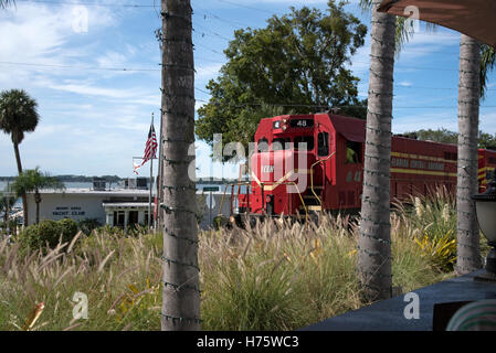 Supporto Dora Florida USA un trasporto merci locomotiva a trazione che passa attraverso il centro del supporto Dora una piccola cittadina della Florida Foto Stock