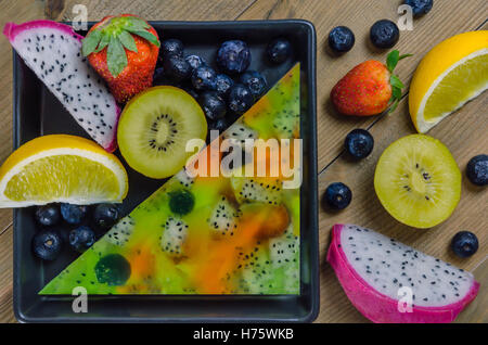 Vista dall'alto di miste di gelatine di frutta ( fragola, mirtillo, kiwi, arancione Drago frutto ) Foto Stock