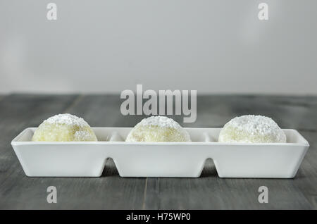 Daifuku Mochi giapponese dessert su piastra bianca , ancora vita Foto Stock