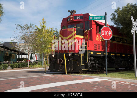 Supporto Dora Florida USA un trasporto merci locomotiva a trazione che passa attraverso il centro del supporto Dora una piccola cittadina della Florida Foto Stock