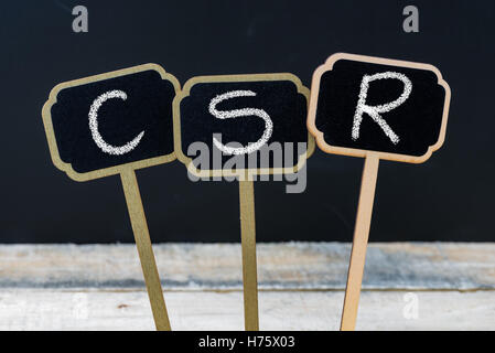 Acronimo di Business CSR come la responsabilità sociale delle imprese scritto con un gessetto su legno mini etichette di Blackboard Foto Stock