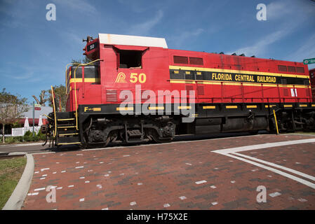 Supporto Dora Florida USA un trasporto merci locomotiva a trazione che passa attraverso il centro del supporto Dora una piccola cittadina della Florida Foto Stock