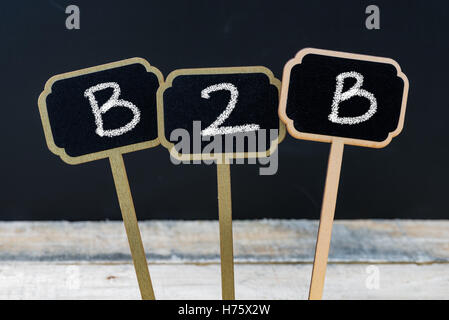 Acronimo di business B2B come Business To Business scritto con un gessetto su legno mini etichette di Blackboard Foto Stock