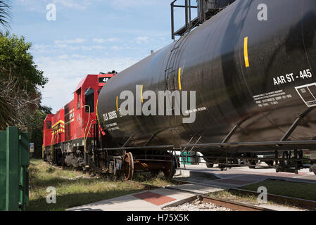 Supporto Dora Florida USA un trasporto merci locomotiva a trazione che passa attraverso il centro del supporto Dora una piccola cittadina della Florida Foto Stock