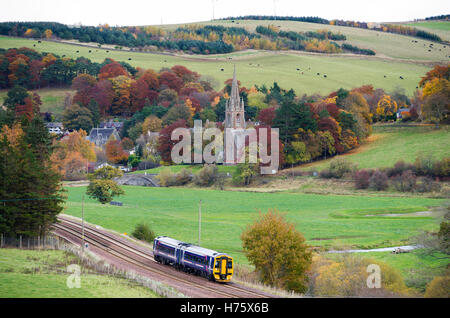 Un treno Scotrail sui confini Scozzesi linea ferroviaria vicino a riporre sul percorso tra Edinburgh Waverley e Tweedbank, Galashiels. Foto Stock