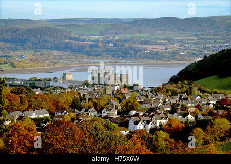 Conwy Castle, circondato da città e accoccolato dall'estuario del fiume Conwy in Galles del Nord, Gran Bretagna. Foto Stock