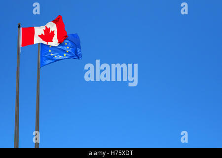 Il canadese e bandiere europee sventolare nel vento oltre il cielo blu (montage) Foto Stock