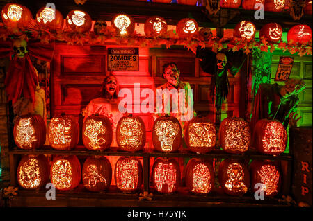 Casa decorata per Halloween-Colwood, Victoria, British Columbia, Canada. Foto Stock