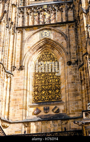 Frammento architettonico della cattedrale di San Vito a Praga Foto Stock