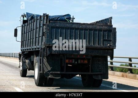 Vista posteriore di scarico industriale carrello su autostrada Foto Stock