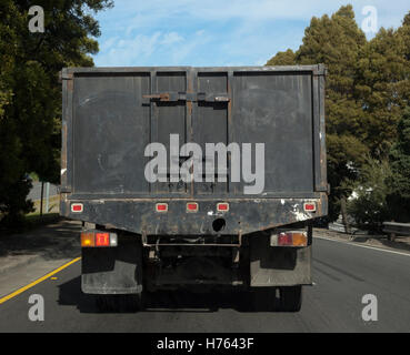 Vista posteriore della costruzione nero carrello su strada rurale Foto Stock