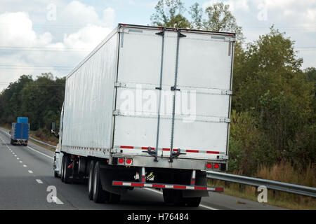 Parte posteriore e laterale del bianco e semi rimorchio in autostrada Foto Stock