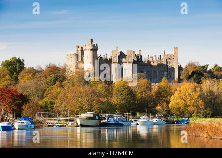 Castello di Arundel e il fiume Arun in un assolato pomeriggio autunnale, West Sussex, Regno Unito Foto Stock