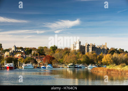 Castello di Arundel e il fiume Arun in un assolato pomeriggio autunnale, West Sussex, Regno Unito Foto Stock
