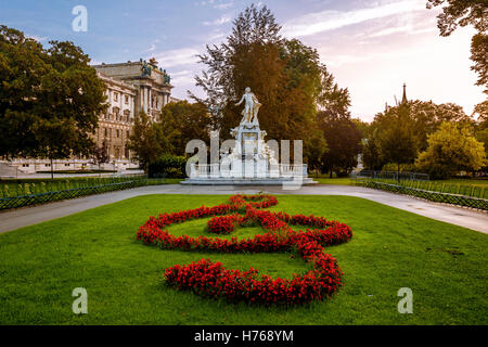 Monumento di Mozart nei giardini del Palazzo Imperiale di sunrise, Vienna, Austria Foto Stock
