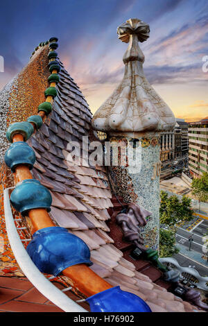 La spina dorsale del drago del tetto della Casa Batllo, Barcellona, Spagna Foto Stock