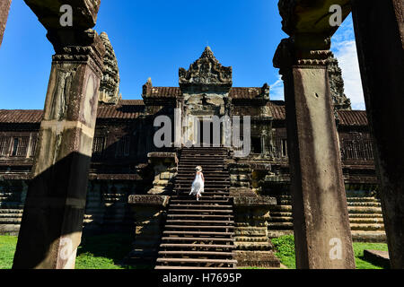 Donna che cammina su per i gradini, Angkor Wat, Siem Reap, Cambogia Foto Stock