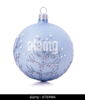 Blue albero di Natale sfera isolata su uno sfondo bianco. Foto Stock