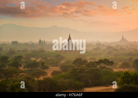 Antichi templi di sunrise, Bagan, Mandalay Myanmar Foto Stock