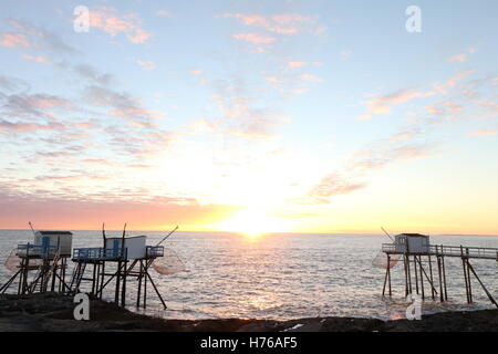 La pesca di capanne lungo la costa di Saint-palais-sur-mer, rochefort, Francia Foto Stock