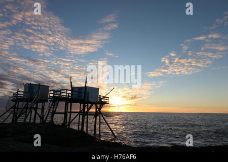 La pesca di capanne lungo la costa di Saint-palais-sur-mer, rochefort, Francia Foto Stock