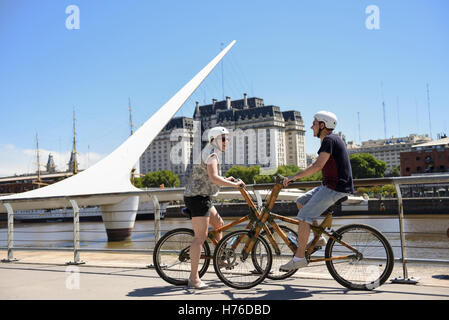 Un giovane su biciclette di bambù in Buenos Aires, Argentina Foto Stock